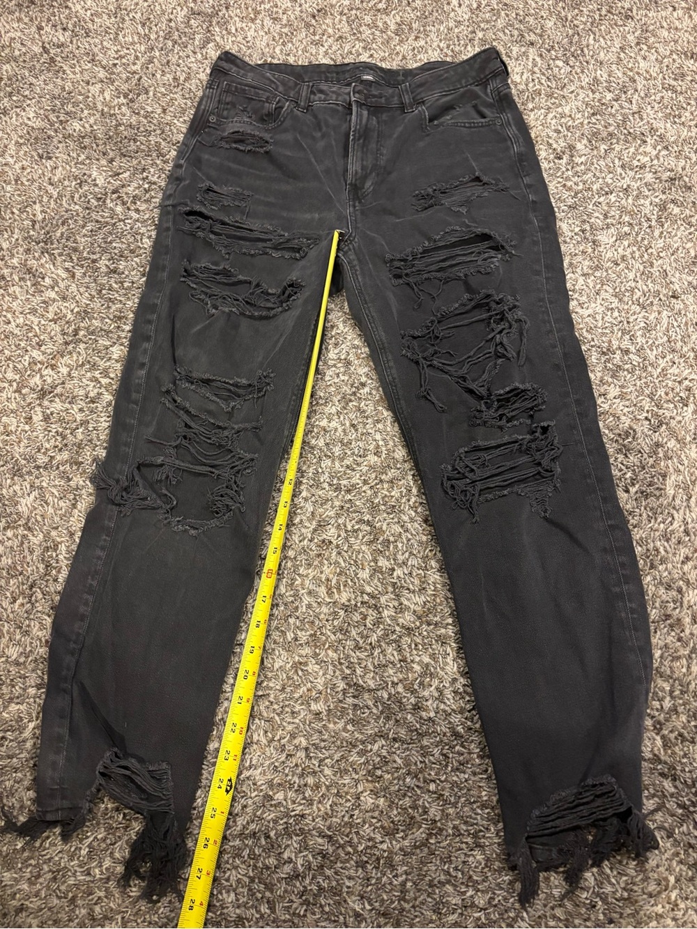 Women’s American Eagle Outfitters Black Distressed Mom Jeans - Picture 3 of 9
